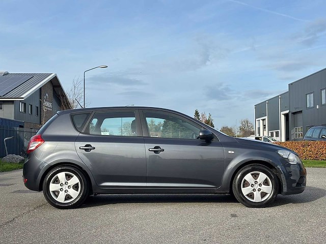 Kia cee'd 1.6 x-executive 2010 | 15-lkl-1 iaw - afbeelding 35 van  59