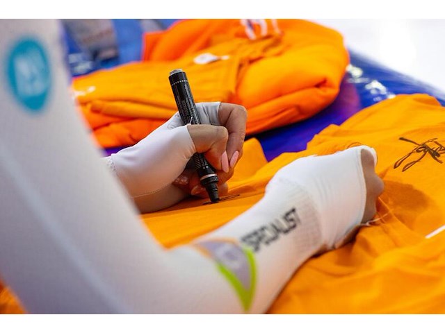 Kika t-shirt, gesigneerd door joy beune en kjeld nuis, maat l - afbeelding 2 van  6