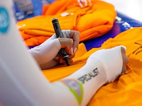 Kika t-shirt, gesigneerd door joy beune en kjeld nuis, maat l - afbeelding 2 van  6