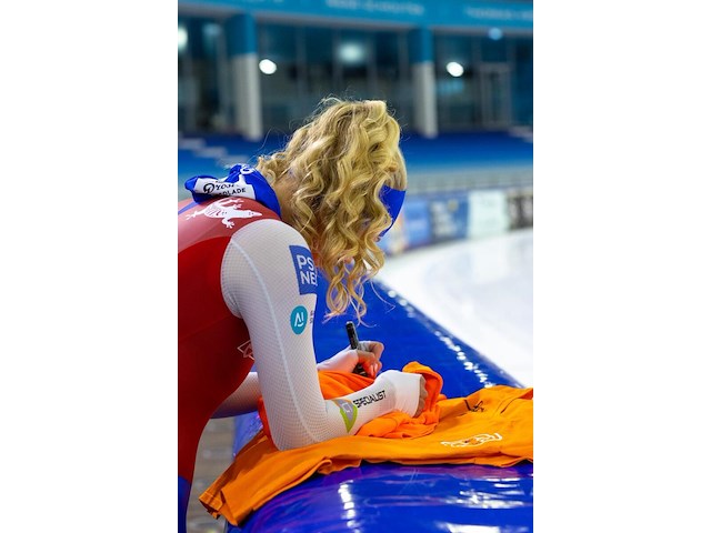 Kika t-shirt, gesigneerd door joy beune en kjeld nuis, maat l - afbeelding 3 van  6