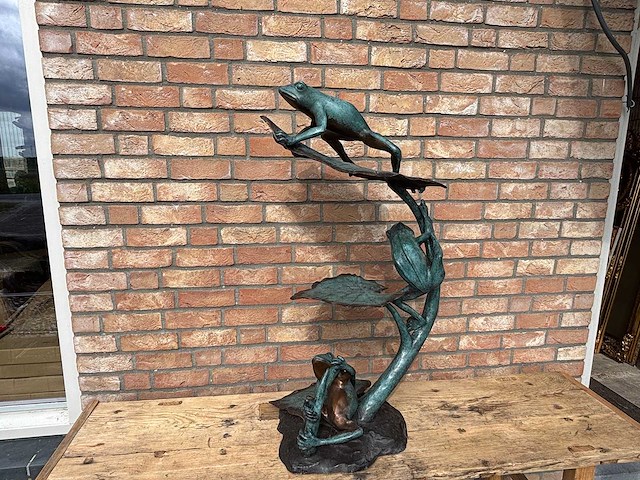 Kikkers op blad brons 96 cm hoog - afbeelding 1 van  5