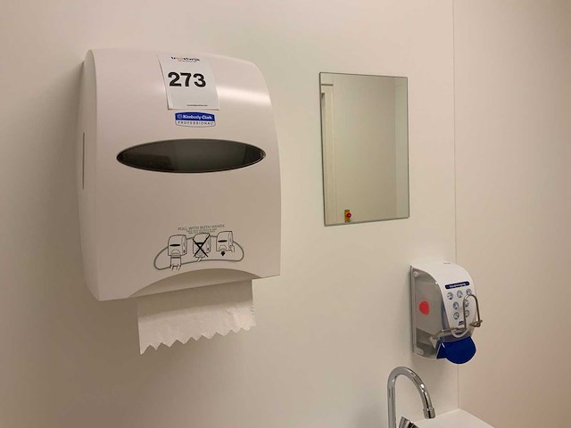 Kimberley-clark handdoekdispenser en handreiniging dispenser - afbeelding 1 van  3