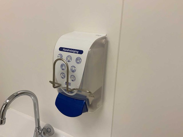 Kimberley-clark handdoekdispenser en handreiniging dispenser - afbeelding 3 van  3