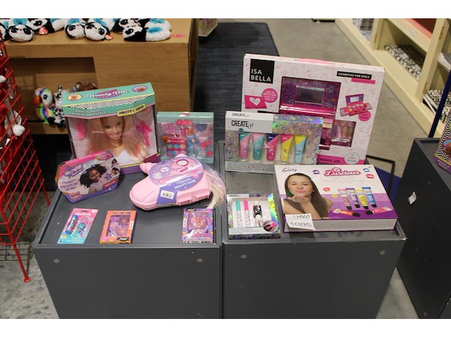 Kinder make-up en oefenpop op schap w.o. isabella en totally girls. 11 stuks. - afbeelding 1 van  2