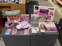 Kinder make-up en oefenpop op schap w.o. isabella en totally girls. 11 stuks. - afbeelding 1 van  2