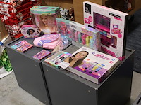 Kinder make-up en oefenpop op schap w.o. isabella en totally girls. 11 stuks. - afbeelding 2 van  2