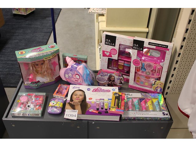 Kinder make-up en oefenpop op schap w.o. isabella en totally girls. 12 stuks. - afbeelding 1 van  2