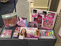 Kinder make-up en oefenpop op schap w.o. isabella en totally girls. 12 stuks. - afbeelding 1 van  2