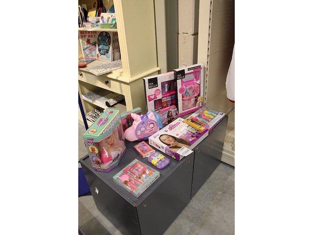 Kinder make-up en oefenpop op schap w.o. isabella en totally girls. 12 stuks. - afbeelding 2 van  2