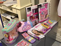 Kinder make-up en oefenpop op schap w.o. isabella en totally girls. 12 stuks. - afbeelding 2 van  2