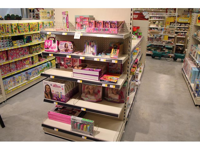 Kinder make-up sets in diverse soorten en uitvoeringen op en in schappen. - afbeelding 1 van  4