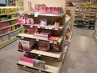 Kinder make-up sets in diverse soorten en uitvoeringen op en in schappen. - afbeelding 1 van  4