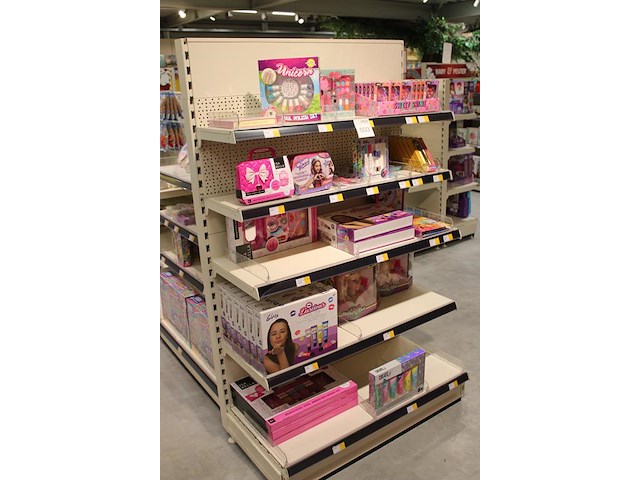 Kinder make-up sets in diverse soorten en uitvoeringen op en in schappen. - afbeelding 2 van  4