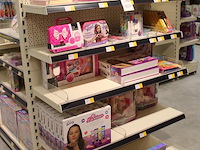 Kinder make-up sets in diverse soorten en uitvoeringen op en in schappen. - afbeelding 2 van  4