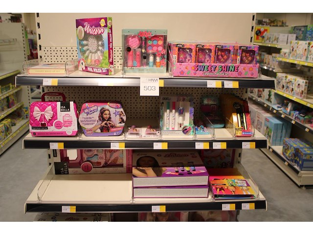 Kinder make-up sets in diverse soorten en uitvoeringen op en in schappen. - afbeelding 3 van  4