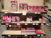 Kinder make-up sets in diverse soorten en uitvoeringen op en in schappen. - afbeelding 3 van  4