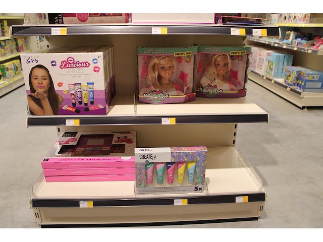 Kinder make-up sets in diverse soorten en uitvoeringen op en in schappen. - afbeelding 4 van  4