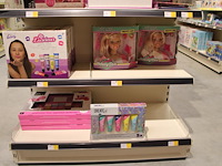Kinder make-up sets in diverse soorten en uitvoeringen op en in schappen. - afbeelding 4 van  4