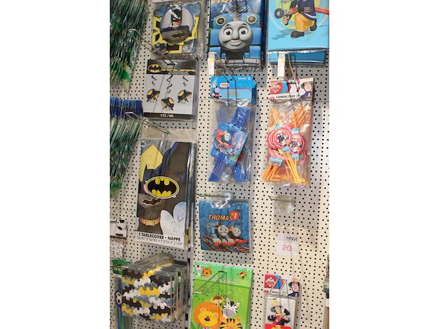 Kinder verjaardag accessoires op zeven wandstellingen w.o. ballonen, slingers, servetten, borden, bekers en... - afbeelding 2 van  11