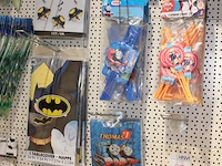 Kinder verjaardag accessoires op zeven wandstellingen w.o. ballonen, slingers, servetten, borden, bekers en... - afbeelding 2 van  11