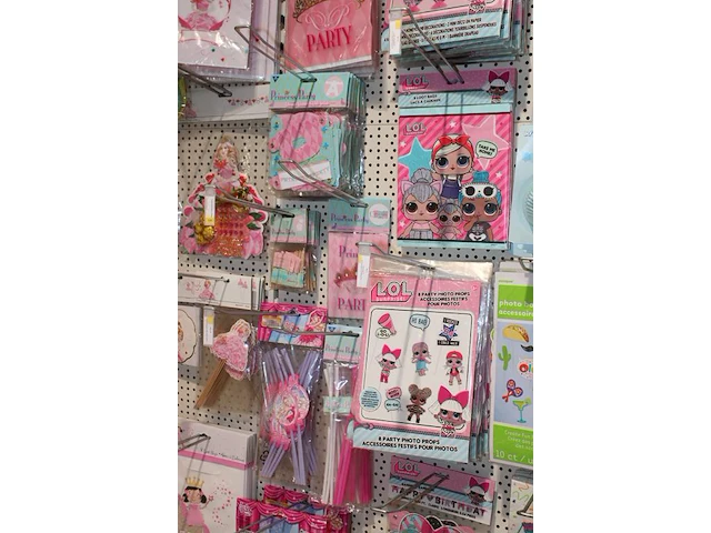 Kinder verjaardag accessoires op zeven wandstellingen w.o. ballonen, slingers, servetten, borden, bekers en... - afbeelding 3 van  11