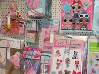 Kinder verjaardag accessoires op zeven wandstellingen w.o. ballonen, slingers, servetten, borden, bekers en... - afbeelding 3 van  11
