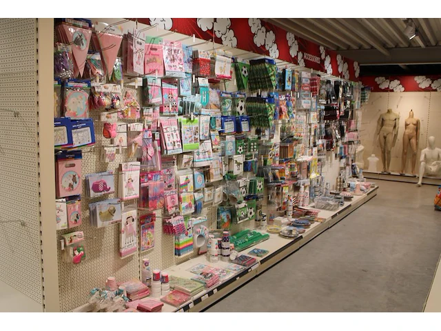 Kinder verjaardag accessoires op zeven wandstellingen w.o. ballonen, slingers, servetten, borden, bekers en... - afbeelding 1 van  11