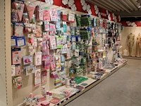 Kinder verjaardag accessoires op zeven wandstellingen w.o. ballonen, slingers, servetten, borden, bekers en...