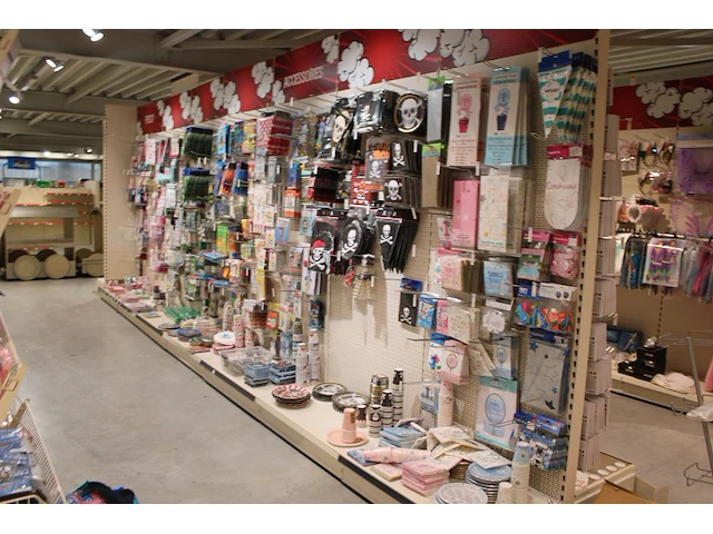 Kinder verjaardag accessoires op zeven wandstellingen w.o. ballonen, slingers, servetten, borden, bekers en... - afbeelding 4 van  11