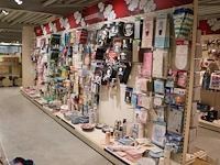 Kinder verjaardag accessoires op zeven wandstellingen w.o. ballonen, slingers, servetten, borden, bekers en... - afbeelding 4 van  11
