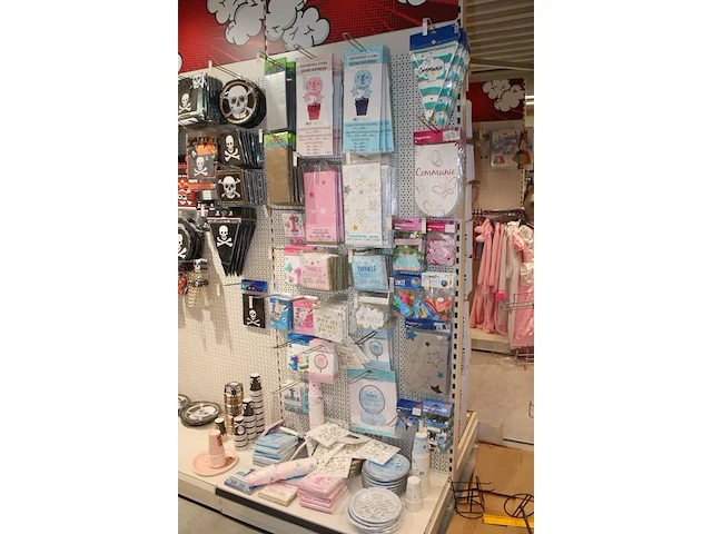 Kinder verjaardag accessoires op zeven wandstellingen w.o. ballonen, slingers, servetten, borden, bekers en... - afbeelding 5 van  11