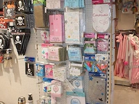 Kinder verjaardag accessoires op zeven wandstellingen w.o. ballonen, slingers, servetten, borden, bekers en... - afbeelding 5 van  11