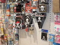 Kinder verjaardag accessoires op zeven wandstellingen w.o. ballonen, slingers, servetten, borden, bekers en... - afbeelding 6 van  11