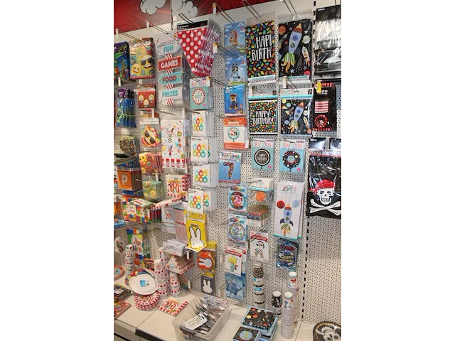 Kinder verjaardag accessoires op zeven wandstellingen w.o. ballonen, slingers, servetten, borden, bekers en... - afbeelding 7 van  11