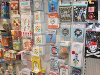 Kinder verjaardag accessoires op zeven wandstellingen w.o. ballonen, slingers, servetten, borden, bekers en... - afbeelding 7 van  11