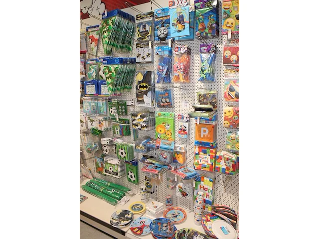 Kinder verjaardag accessoires op zeven wandstellingen w.o. ballonen, slingers, servetten, borden, bekers en... - afbeelding 8 van  11