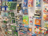 Kinder verjaardag accessoires op zeven wandstellingen w.o. ballonen, slingers, servetten, borden, bekers en... - afbeelding 8 van  11
