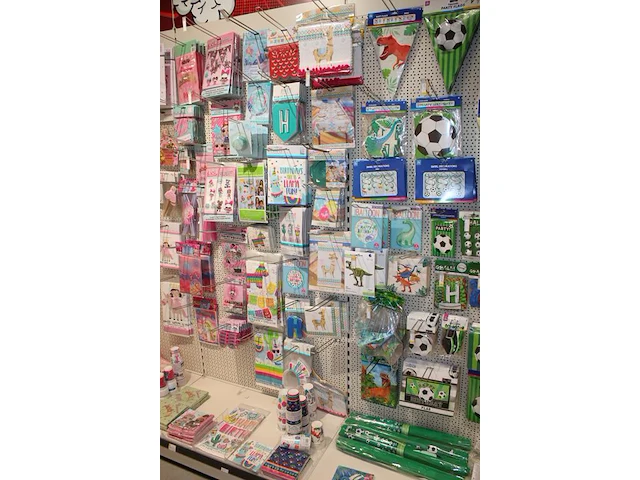 Kinder verjaardag accessoires op zeven wandstellingen w.o. ballonen, slingers, servetten, borden, bekers en... - afbeelding 9 van  11
