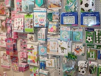 Kinder verjaardag accessoires op zeven wandstellingen w.o. ballonen, slingers, servetten, borden, bekers en... - afbeelding 9 van  11