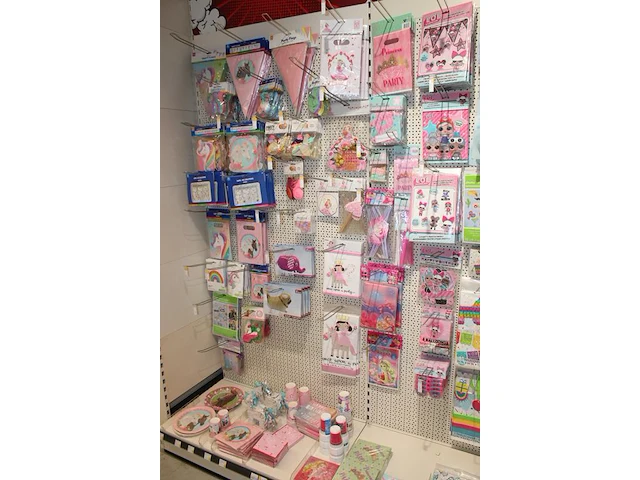Kinder verjaardag accessoires op zeven wandstellingen w.o. ballonen, slingers, servetten, borden, bekers en... - afbeelding 10 van  11
