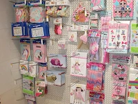 Kinder verjaardag accessoires op zeven wandstellingen w.o. ballonen, slingers, servetten, borden, bekers en... - afbeelding 10 van  11