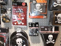 Kinder verjaardag accessoires op zeven wandstellingen w.o. ballonen, slingers, servetten, borden, bekers en... - afbeelding 11 van  11