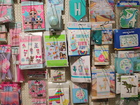 Kinder verjaardagsaccessoires op zeven wandschappen w.o. ballonen, slingers, servetten, borden, bekers en t... - afbeelding 2 van  12