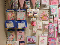 Kinder verjaardagsaccessoires op zeven wandschappen w.o. ballonen, slingers, servetten, borden, bekers en t... - afbeelding 3 van  12