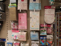 Kinder verjaardagsaccessoires op zeven wandschappen w.o. ballonen, slingers, servetten, borden, bekers en t... - afbeelding 5 van  12