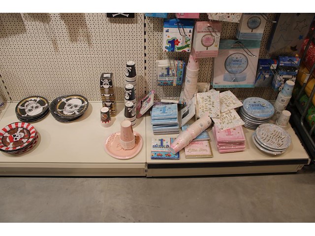 Kinder verjaardagsaccessoires op zeven wandschappen w.o. ballonen, slingers, servetten, borden, bekers en t... - afbeelding 6 van  12