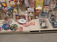 Kinder verjaardagsaccessoires op zeven wandschappen w.o. ballonen, slingers, servetten, borden, bekers en t... - afbeelding 9 van  12