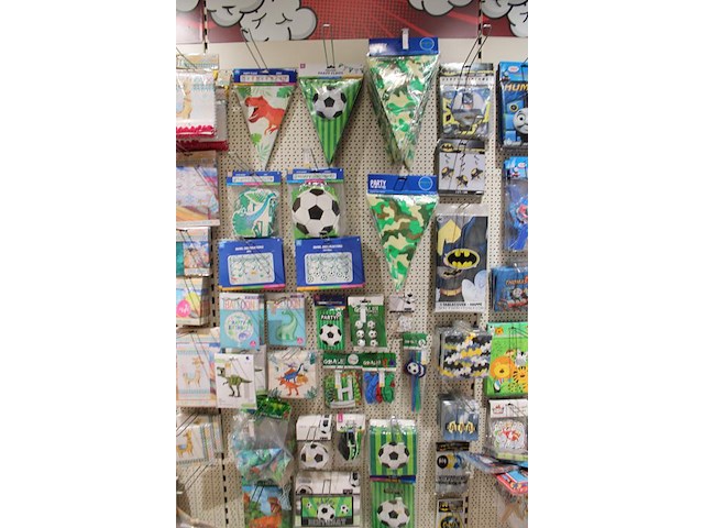 Kinder verjaardagsaccessoires op zeven wandschappen w.o. ballonen, slingers, servetten, borden, bekers en t... - afbeelding 11 van  12