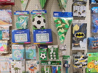 Kinder verjaardagsaccessoires op zeven wandschappen w.o. ballonen, slingers, servetten, borden, bekers en t... - afbeelding 11 van  12