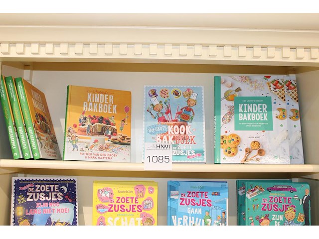 Kinderbakboeken in drie uitvoeringen, acht stuks. - afbeelding 1 van  2